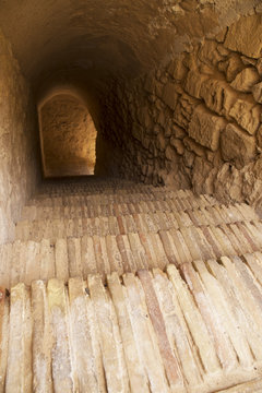Escalera  bajando al sotano de un castillo