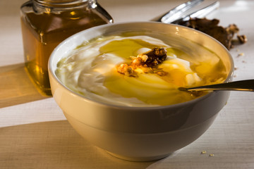 Joghurt mit Honig und Nüssen