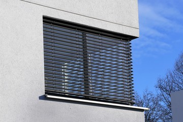 Dunkle Jalousie an neuem Haus, Außenaufnahme