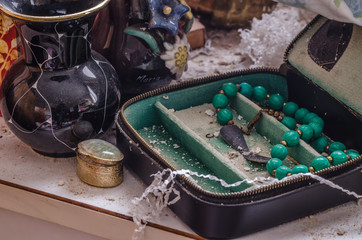 schmuck gegenstaende in velassenen haus
