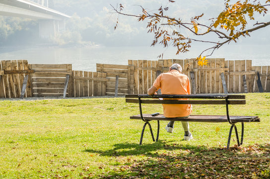 Novi Sad, Srbija - Oktobrt 17, 2016: A man sits on a bench and read a newspaper 