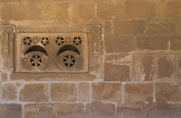 Muro de piedra en claustro con señal