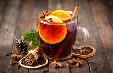 Hot mulled wine with cinnamon and star anise - obrazy, fototapety, plakaty