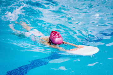 Swimming with kicking board