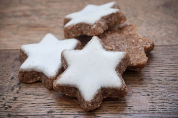 Biscuits de noël en forme d'étoiles sur ardoise