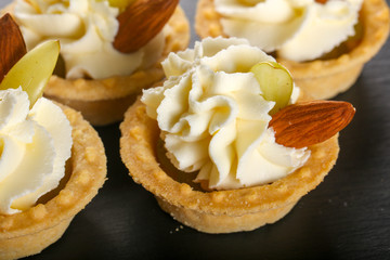 Tartlet with cream, grape and almond