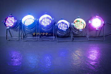LED Veranstaltungsscheinwerfer auf Betonboden, farbig, Textfreiraum