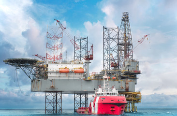 Offshore oil rig drilling platform/Offshore oil rig drilling platform in the gulf of Thailand