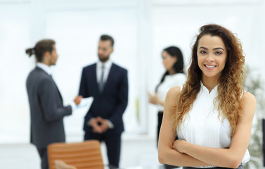 Obraz premium beautiful woman on the background of business people.