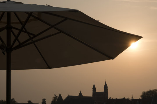 des kyline van Maastricht met terrasparasol op de voorgrond