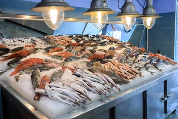 Papier Peint photo autocollant Poisson Variété de poissons de mer sur le comptoir dans une poissonnerie grecque.