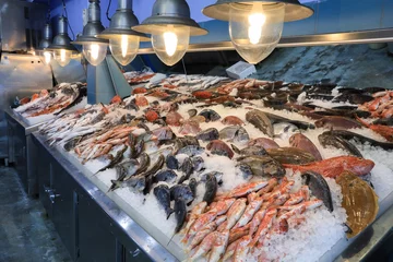 Papier Peint photo Lavable Poisson Variété de poissons de mer sur le comptoir dans une poissonnerie grecque.
