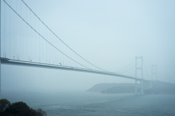 雨の海峡大橋（日本・しまなみ海道・来島海峡大橋）