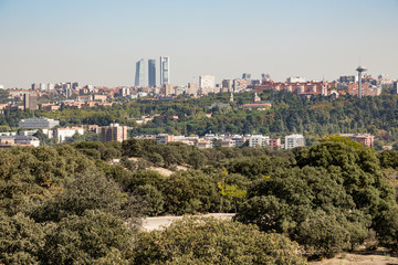 Obraz premium Views of Madrid, from the cable car of the Casa de Campo, with air contaminated by pollution