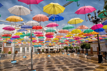 parapluies colorés dans le ciel