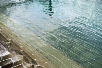 人口の海岸の水辺