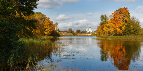 Fototapeta na wymiar The Temple of Bagrationovsk in autumn