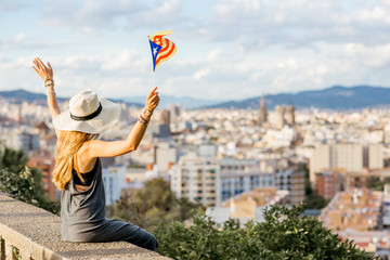 Obraz premium Young woman tourist in hat enjoying great cityscape view on Barcelona