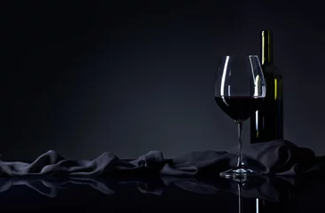 Tableaux ronds sur aluminium brossé Bar Glass and bottle of red wine.