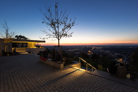 Aussichtsterasse Turmberg am Abend