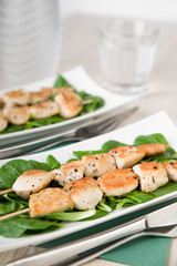 Spiess mit Hühnerfleisch und frischem Feldsalat