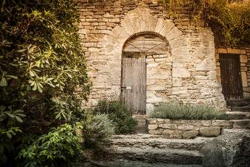 Obraz premium Archway (gate) and historic stone wall in the garden nook