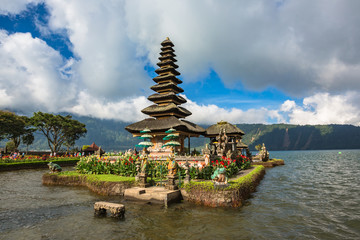 Obraz premium Pura Ulun Danu Bratan. Temple on lake. Bali, Indonesia.