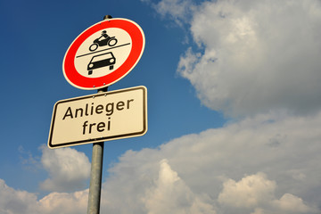 Schild, Verkehrszeichen, Durchfahrt verboten, Anlieger frei, Straße, StVO, Verbotsschild, PKW, Motorrad, Straßenverkehr, Infrastruktur, Anwohner, Verkehrsberuhigung, Ordnungswidrigkeit, 