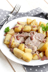 assiette de rôti de porc et pommes de terre lardons