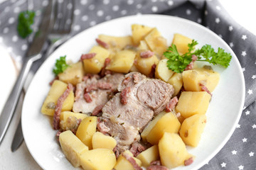 assiette de rôti de porc et pommes de terre lardons