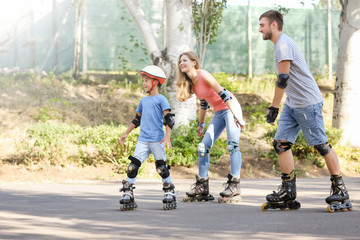 Fototapeta premium Family rollerskating in park