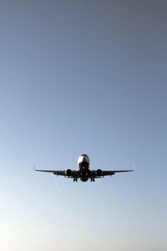 Commercial airplane landing