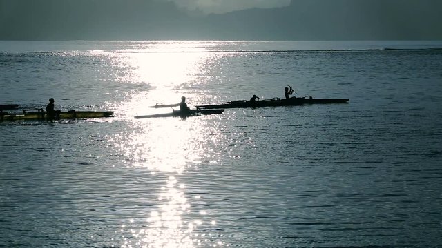 pirogue sur un lagon avec coucher de soleil