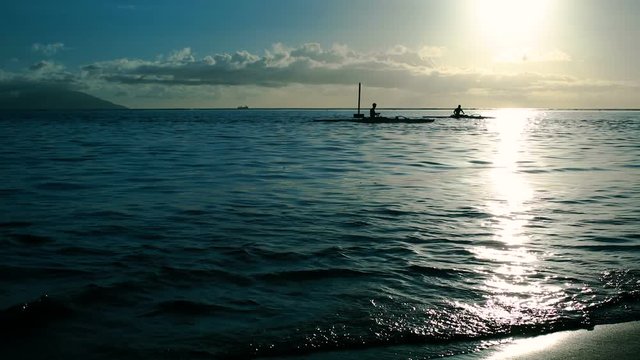 pirogue sur un lagon avec coucher de soleil