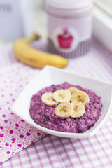 Oatmeal with berries and banana