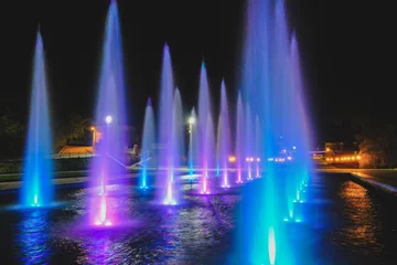 Photo sur Plexiglas Fontaine fontaine d& 39 eau colorée la nuit