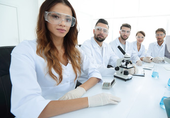 Group of young clinicians experimentation in research laboratory © ASDF
