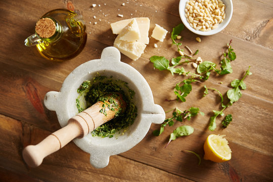 Preparing ruccola pesto