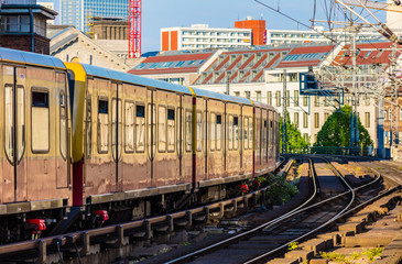 Berliner Innenstadt: S-Bahn zwischen Friedrichstrasse und Alexanderplatz / Sommernachmittag,...