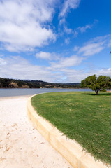 Obraz premium Curved border at lake vert