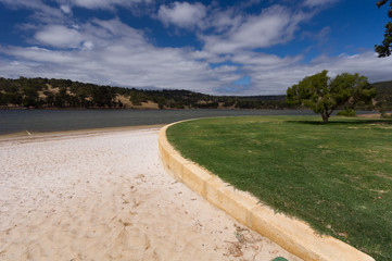 Obraz premium Curved border at lake