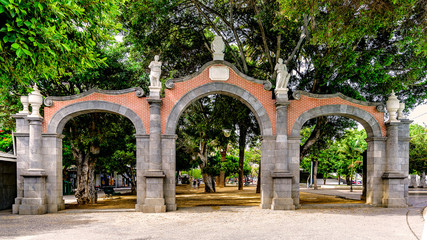 Fototapeta na wymiar Das Portal zum alten Park