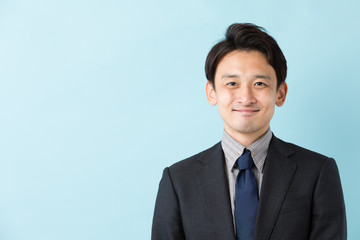 ビジネスマン　ブルーバックイメージ