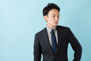 ビジネスマン　ブルーバックイメージ