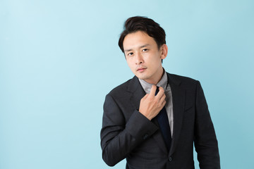 ビジネスマン　ブルーバックイメージ