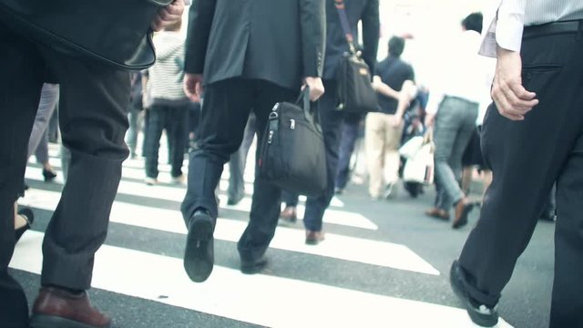 横断歩道、歩く、足元、雑踏、出勤、サラリーマン、ビジネスマン