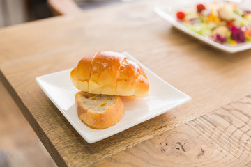 テーブルの上のパン