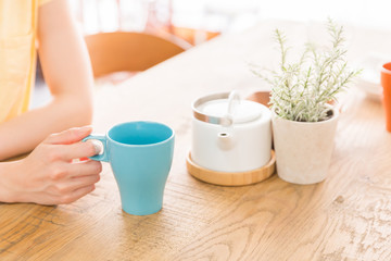 部屋でお茶を飲む女性　手元