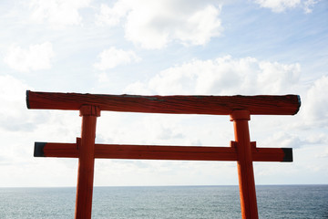 赤い鳥居の海岸　日本石川県能登半島の景勝地　関野鼻