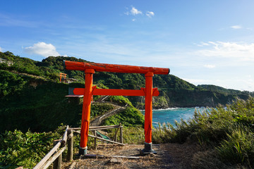 赤い鳥居の海岸　日本石川県能登半島の景勝地　関野鼻